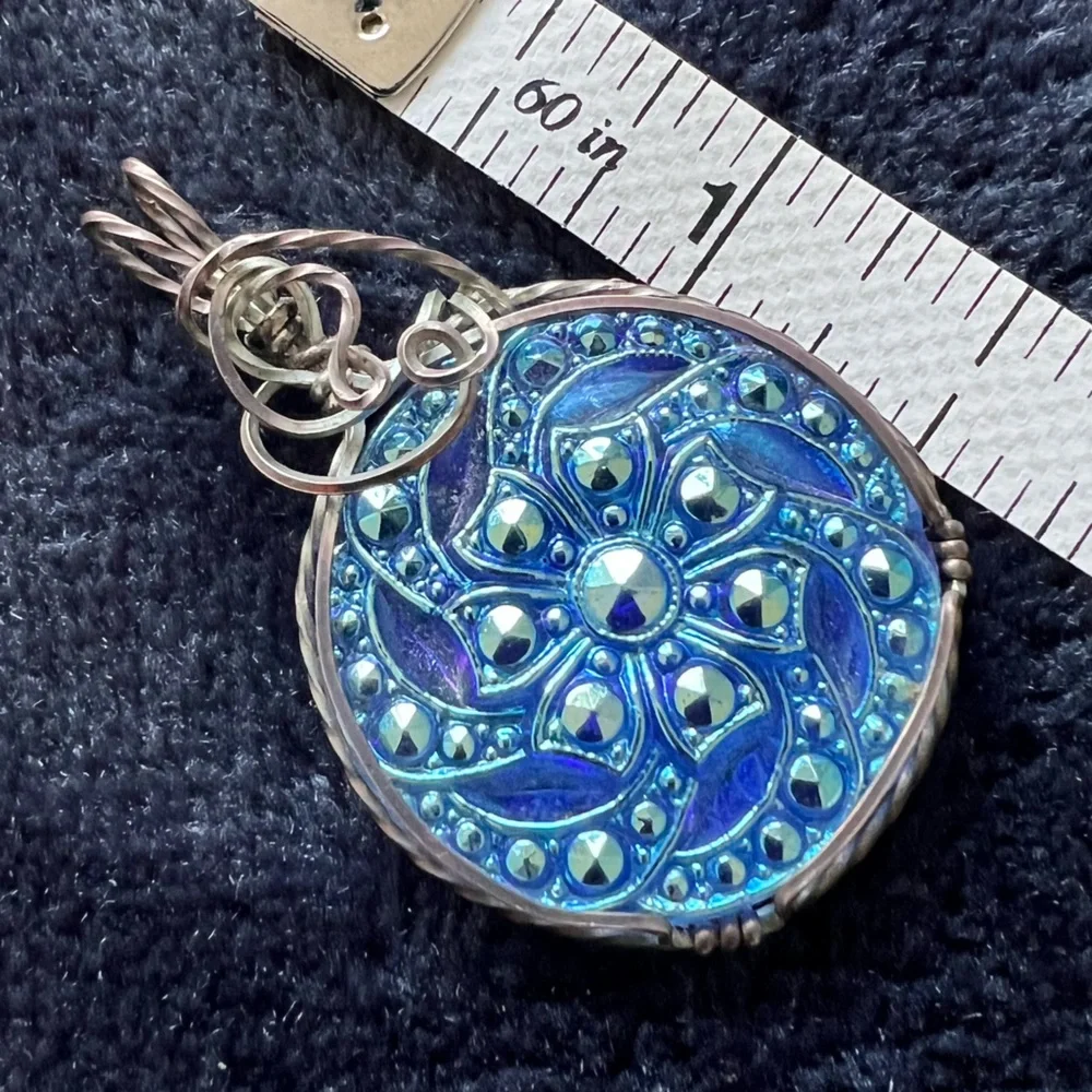 Czechoslovakian button pendant (chain not included)